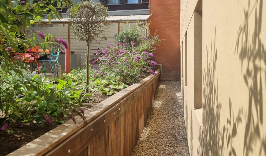 Vervangen damwand langs het plantvak tijdens de renovatie van de binnentuin in Amsterdam.