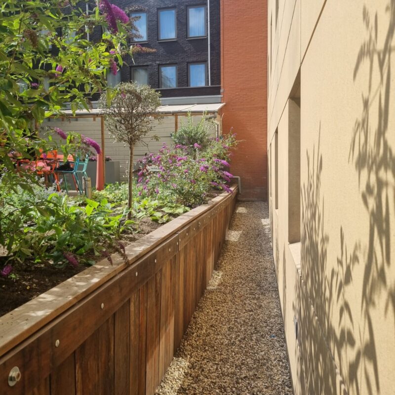 Vervangen damwand langs het plantvak tijdens de renovatie van de binnentuin in Amsterdam.